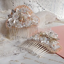 Peigne &agrave; cheveux Bouquet d'un Jour (lot de 2) brod&eacute;s avec des Cristaux, des fleurs Lucite blanches, des breloques feuilles argent&eacute;es, rocailles et barrettes peignes &agrave; cheveux en placage Argent